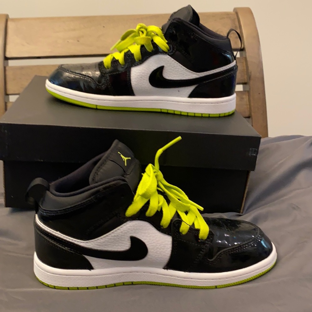 Jordan Retro 1 Mid